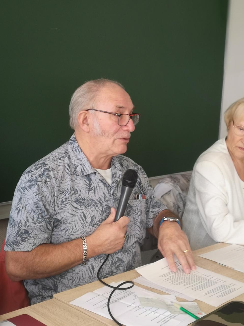 Le deuxième vice-Président, Bernard ALEXIS, anime la réunion de ce jour